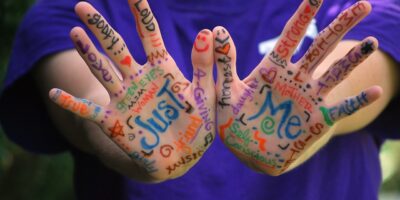 Dalle prime parole ai grandi discorsi: come nasce il linguaggio